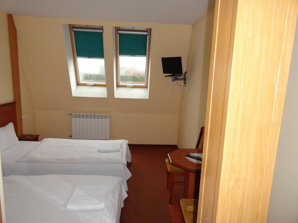 Hotel Wielkopolanka Sroda Wielkopolska Bagian luar foto